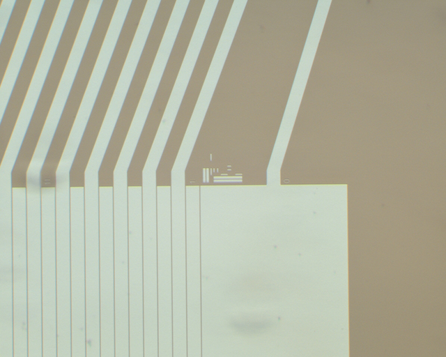 Photolithographisch hergestellte ITO-Streifenelektrode mit 96 µm Streifenbreite.