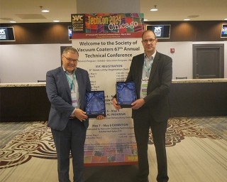 The award winners Dr. Volker Sittinger (right) and Dr. Ralf Bandorf after the presentation of the Distinguished Presenter Award. 